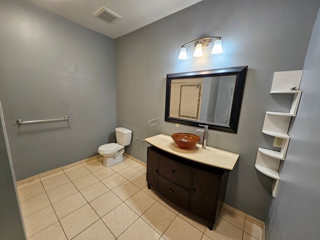 Building Photo - 700 New St