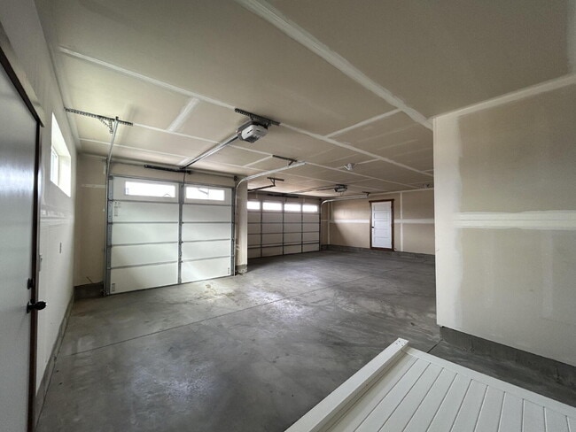 Building Photo - Luxury 4 Bed / 2 Bath Home on .84 Acres – UTILITIES INCLUDED - 3 Car Garage – RV Parking