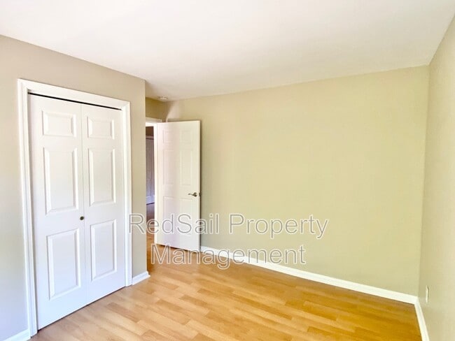 Building Photo - 348 Llewellyn Mews