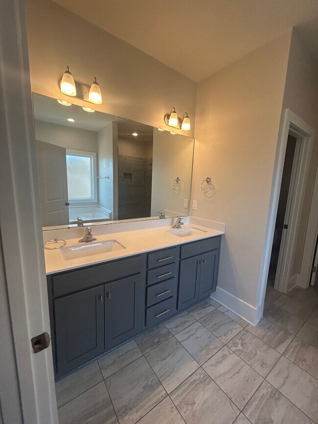 Building Photo - LIMITED TIME DEAL! $350 OFF FIRST MONTH RENT