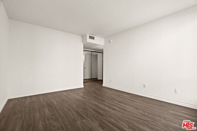 Building Photo - 1950 Rodney Dr