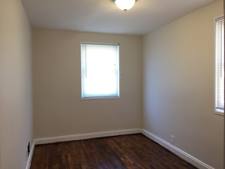 Building Photo - 1216 N Augusta Ave