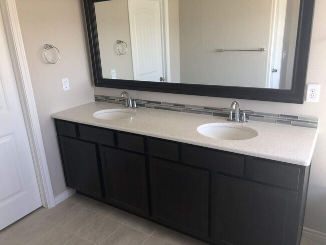 Building Photo - Newer 5bdrm + Office in D20 North Fork Wit...
