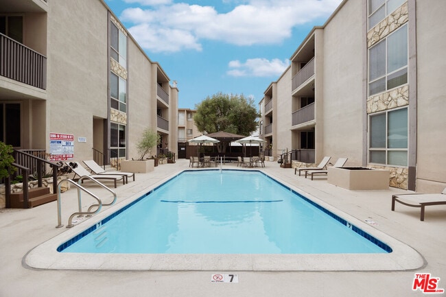 Building Photo - 809 S Bundy Dr