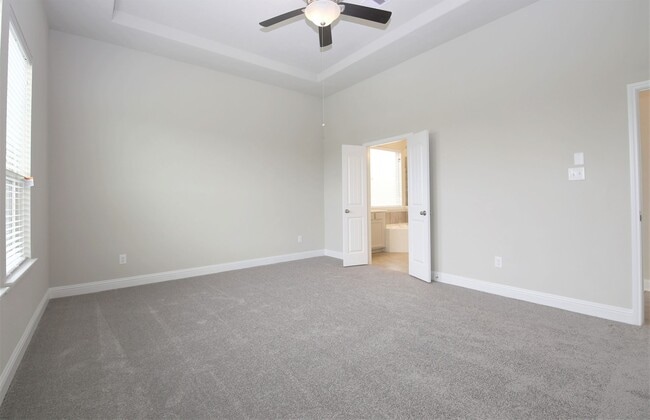 Building Photo - 8218 Oxbow Manor