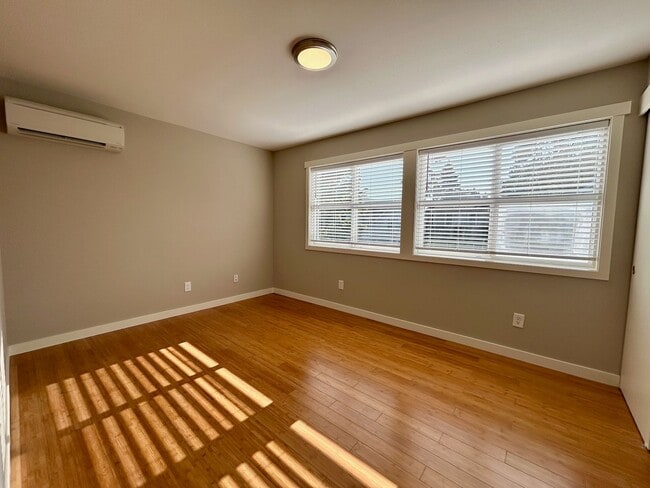 Building Photo - New Holly Townhouse