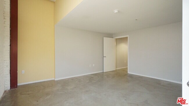 Building Photo - 922 W 23rd St