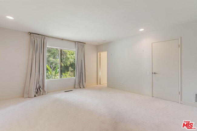 Building Photo - 811 N Hillcrest Rd