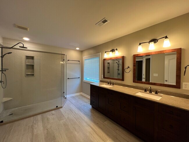 Building Photo - 9720 Royal Colony Dr