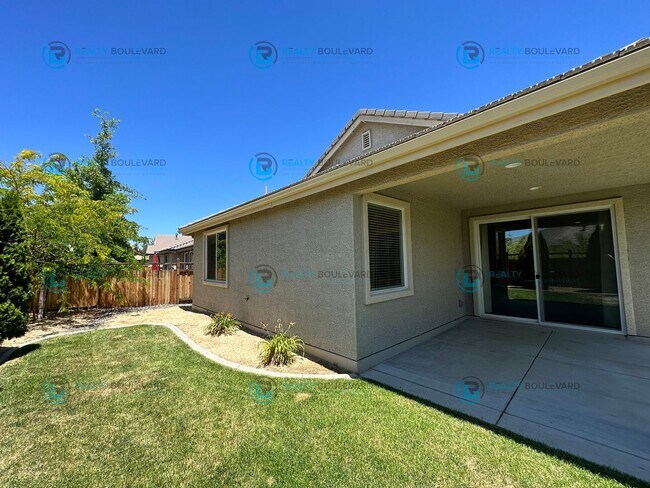 Building Photo - 3 Bedroom 2 Bathroom with Garage covered patio and beautiful yard!