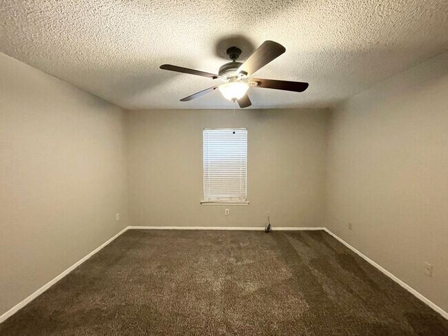 Building Photo - Available Now- 3/2 1 car garage 1 block fr...