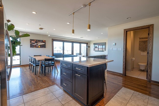 Building Photo - 4 bed / 4.5 bath flat in South Plaza overlooking UMKC and Brookside Blvd