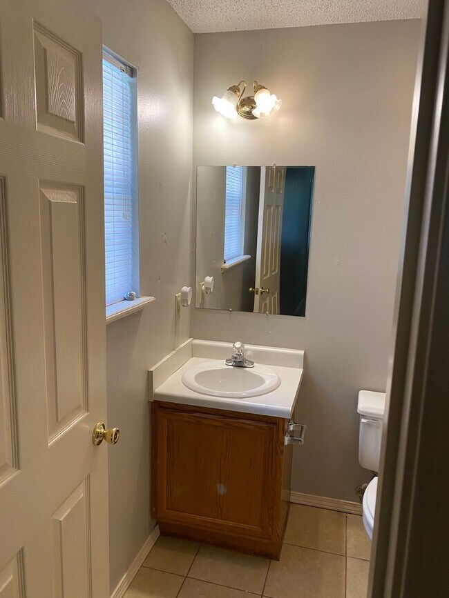 Building Photo - 403 Valley Dr