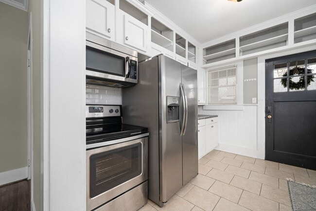 Building Photo - Renovated Vintage Cottage in downtown Cookeville