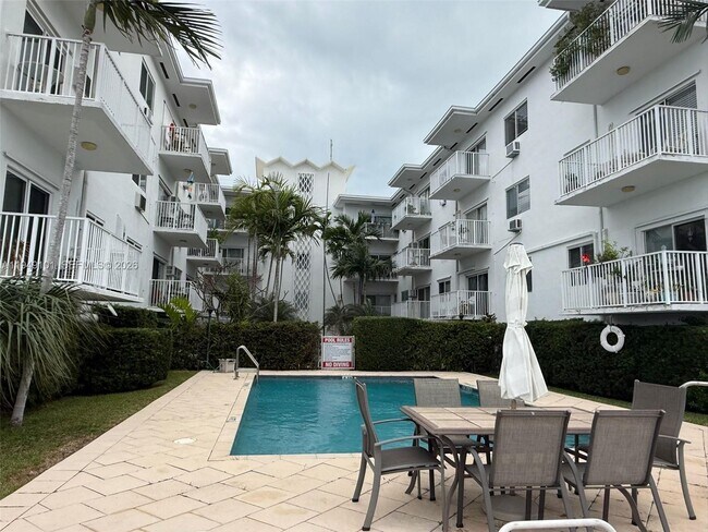 Building Photo - 10250 W Bay Harbor Dr