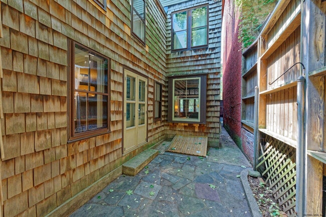 Building Photo - 150 2nd St