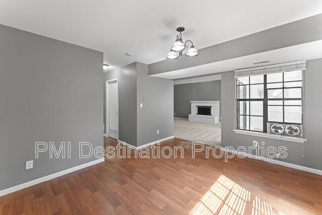 Building Photo - 3201 Creekwood Dr