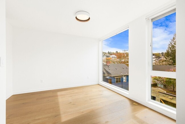 Building Photo - Eastlake 3 Bedroom Townhouse with Rooftop Deck/Views