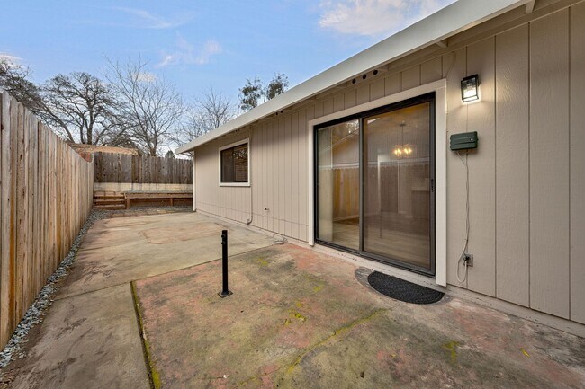 Building Photo - Updated 2 Bed, 2 Bath Duplex with Private Fenced Yard in Rescue!