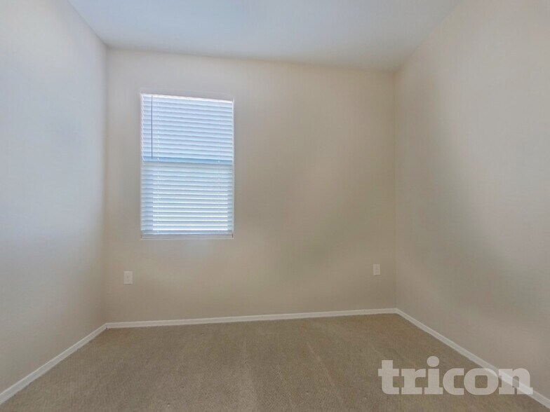 Building Photo - 31026 W Earll Dr