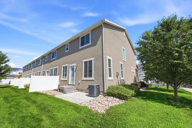 Building Photo - Waters Edge Townhome
