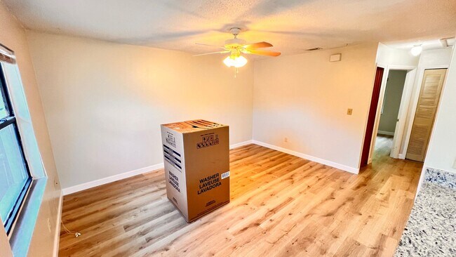 Building Photo - Spacious 2 Bed / 1 Bath Duplex in West Orl...