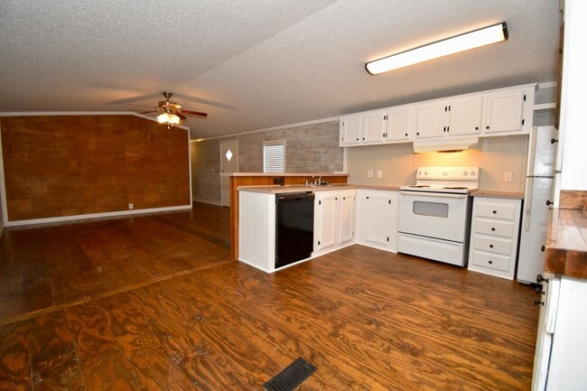 Building Photo - 3 Bedroom 2 Bath Mobile Home in Choudrant