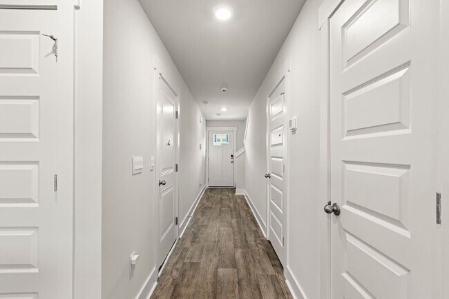 Building Photo - MOVE IN SPECIAL- ONE FREE MONTH RENT WITH A LEASE SIGNED BY FEB. 1!!