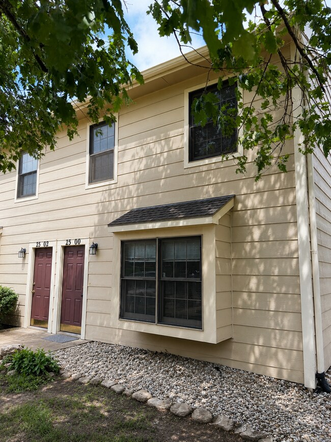 Building Photo - 4 Bedroom Westside Townhome | Great Location | Low-Maintenance Living