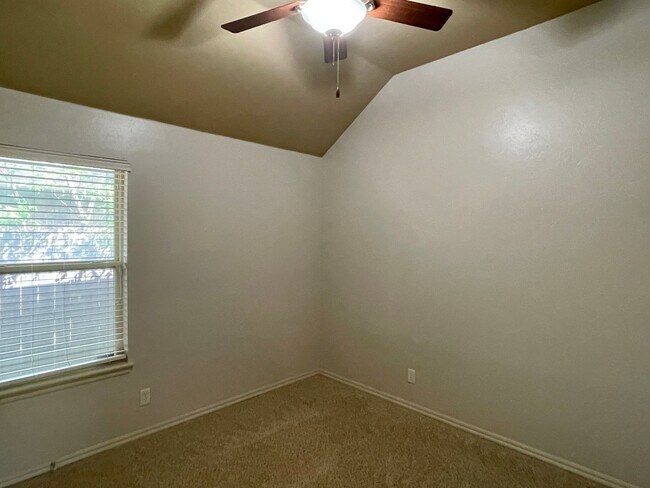 Building Photo - Beautiful 3 bed 2 bath with an office!