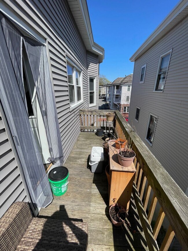 Building Photo - 94 Mellen St