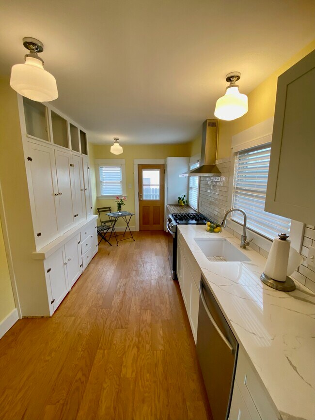 Building Photo - 532 Molino Ave