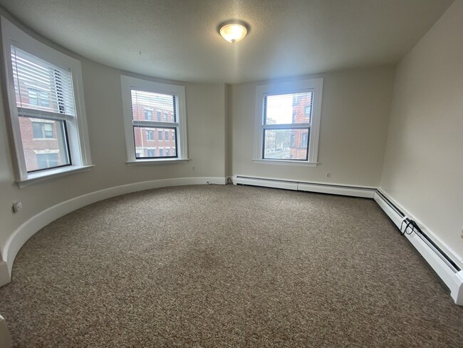 Building Photo - 128 Hemenway St