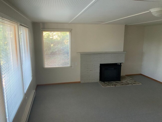 Building Photo - 3 Bedroom House in Hendrick's Park Area