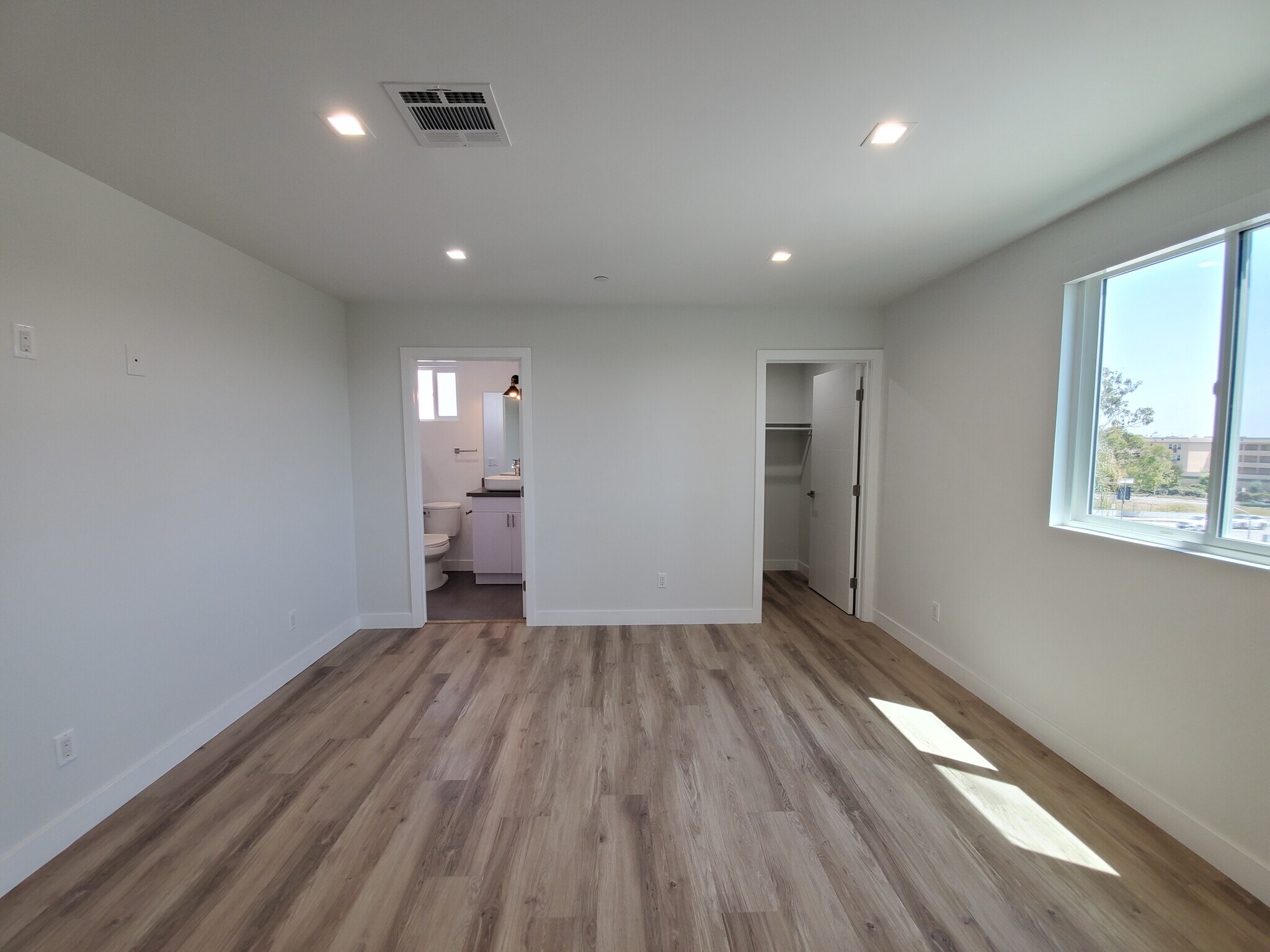 Building Photo - 2337 S Crenshaw Blvd