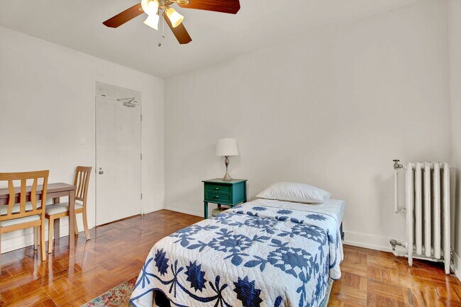 Building Photo - 1100 N La Salle Dr