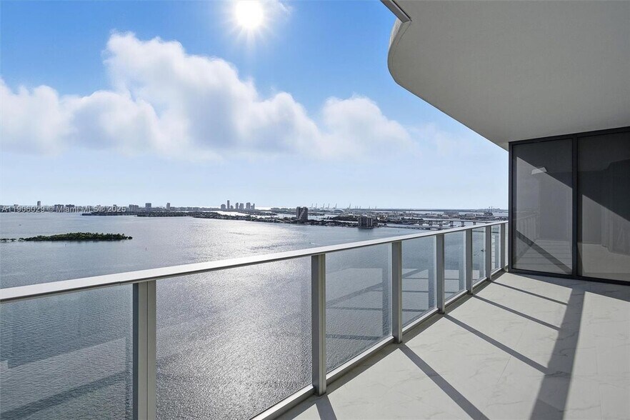 Primary Photo - 700 NE 24th St