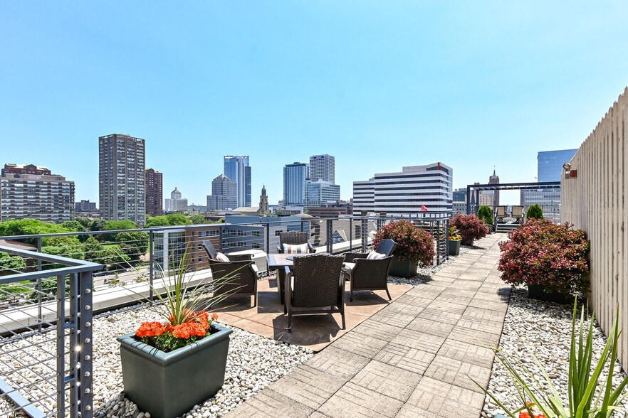 Rooftop terrace - 270 E Highland Ave