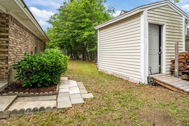 Building Photo - Whitemarsh Island Gem - Charming 3-Bedroom Home on a Corner Lot in Battery Point
