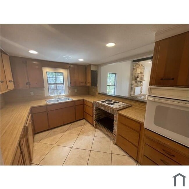 Building Photo - Discover your dream home in this beautifully renovated four-bedroom, two-bathroom house.