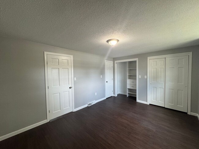 Building Photo - Refreshed 2 Bed 1.5 Bath Townhouse | Pet O...