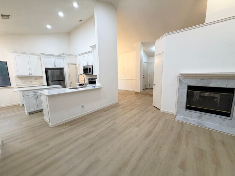 Building Photo - 3308 Meadowview Dr