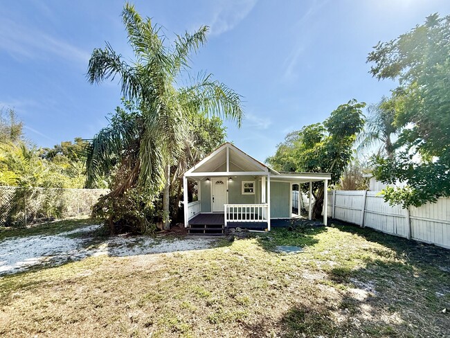 Building Photo - 713 Smith St