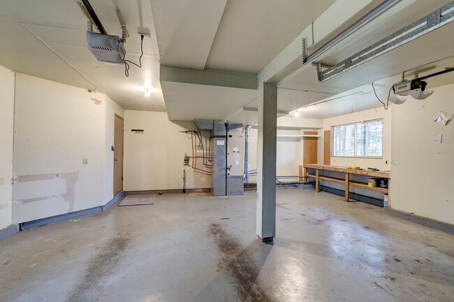 Building Photo - 3 Bedroom 2.5 bathroom nestled in woods with water view