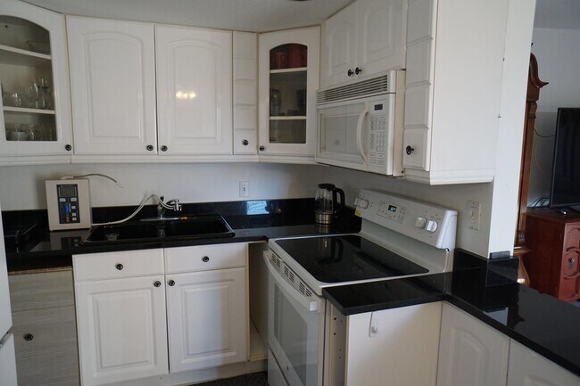 Building Photo - 401 Southampton A