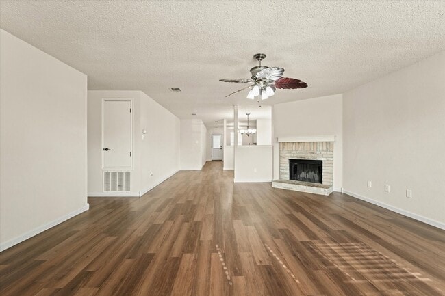 Building Photo - 2621 S Wavecrest Ct