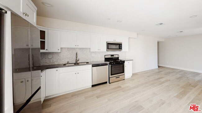 Building Photo - 953 N Mariposa Ave