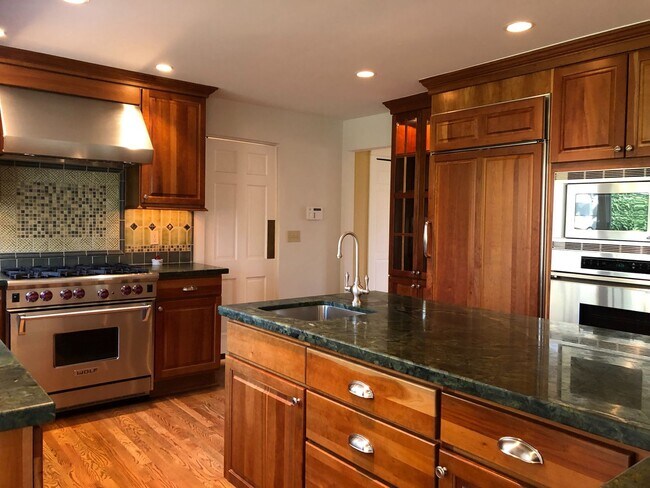 Building Photo - Elegant and Luxury home in Medina, 5 bedro...