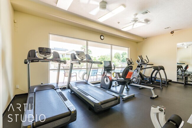 Building Photo - Stunning 3-Bedroom Home with Private Backy...