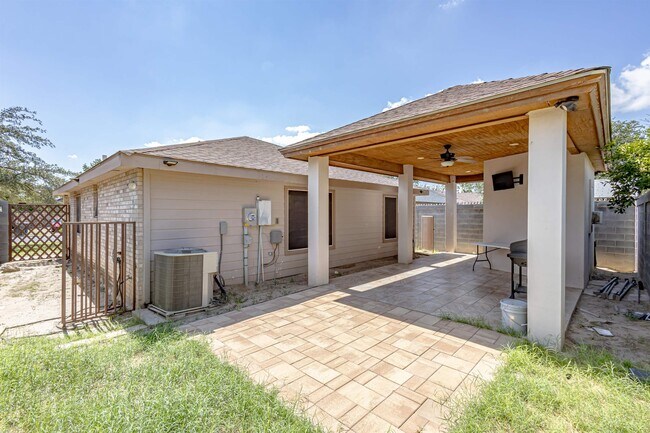 Building Photo - 1416 Rd Runner Loop